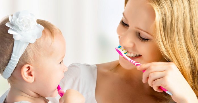 ребенок чистит зубы