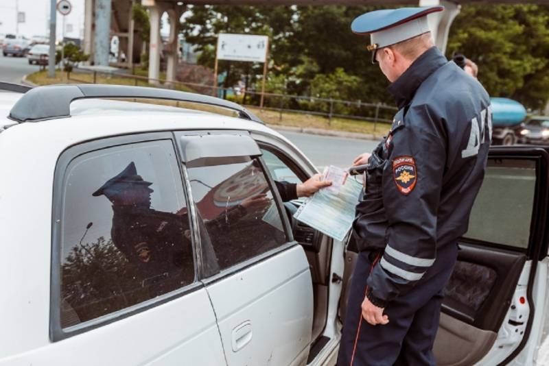 
При каких неисправностях разрешили изымать документы на машину инспекторам ГИБДД                