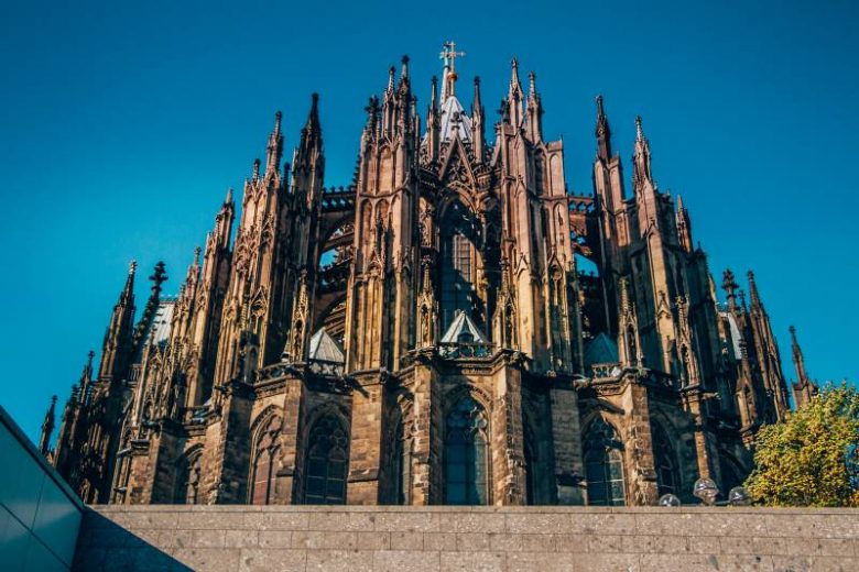 
Что случится, когда будет достроен Кёльнский собор в Германии: древняя легенда о чертежах дьявола                