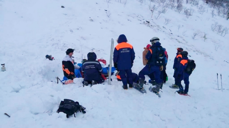 
Снежная лавина накрыла группу туристов, ребенка спасти не удалось: фото                