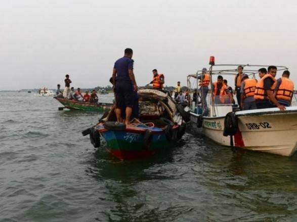 
В Бангладеш затонул паром с 50 пассажирами на борту — много погибших: фото и видео                