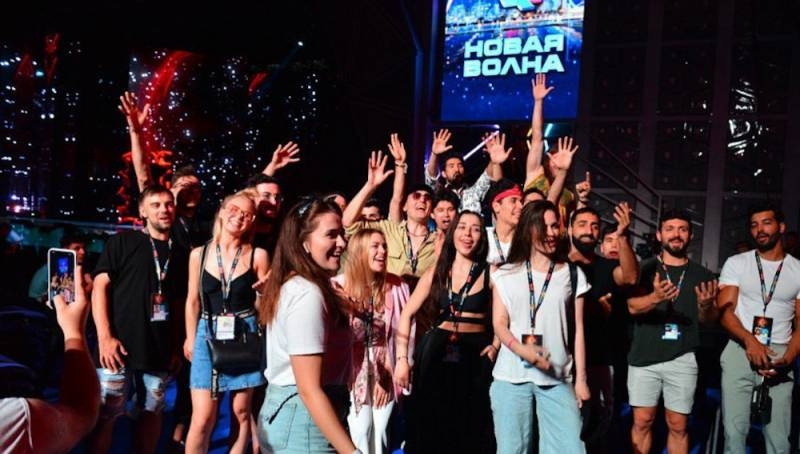 
В Сочи проходит конкурс «Новая волна 2021», где смотреть онлайн                