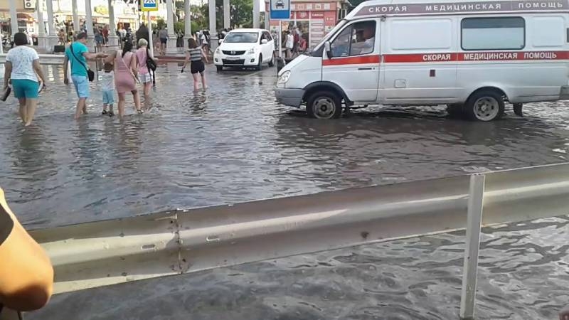 
Жителей Анапы эвакуируют из-за сильного наводнения, что известно на сейчас                